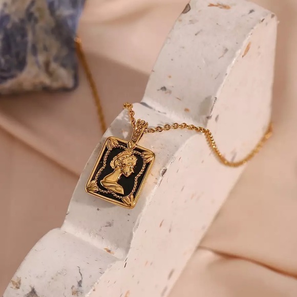 New Queen 18K Gold Black Square Pendant Necklace, nice Necklace, cute Necklace - Picture 3 of 7